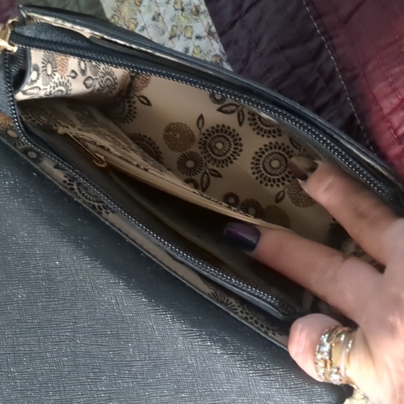 Crossbody/shoulder strap adj. Mid sized bag, w/ with zipper closure, zip pouch - Picture 6 of 11